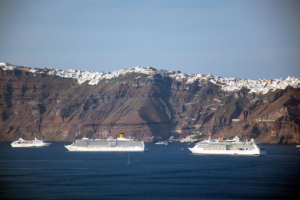 santorini caldera cruise ships